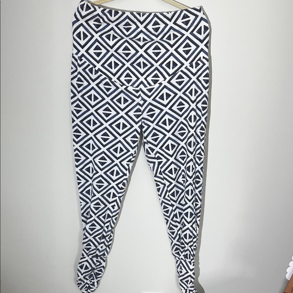 Geometric Blue and White Leggings+ two free (blue/gray) - Picture 1 of 7